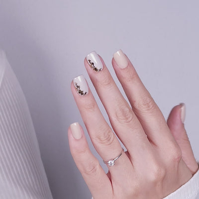 kit unghii instant nails care sunt unghii false premium, unghii press on soft gel care arata ca o manichiura cu gel. modelul destiny este un model de unghii gel elegant, unghii bej si unghii gri cu foite aurii