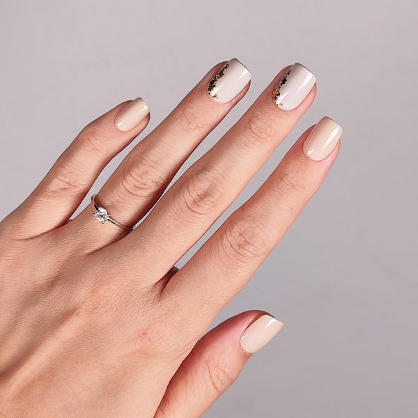 kit unghii instant nails care sunt unghii false premium, unghii press on soft gel care arata ca o manichiura cu gel. modelul destiny este un model de unghii gel elegant, unghii bej si unghii gri cu foite aurii