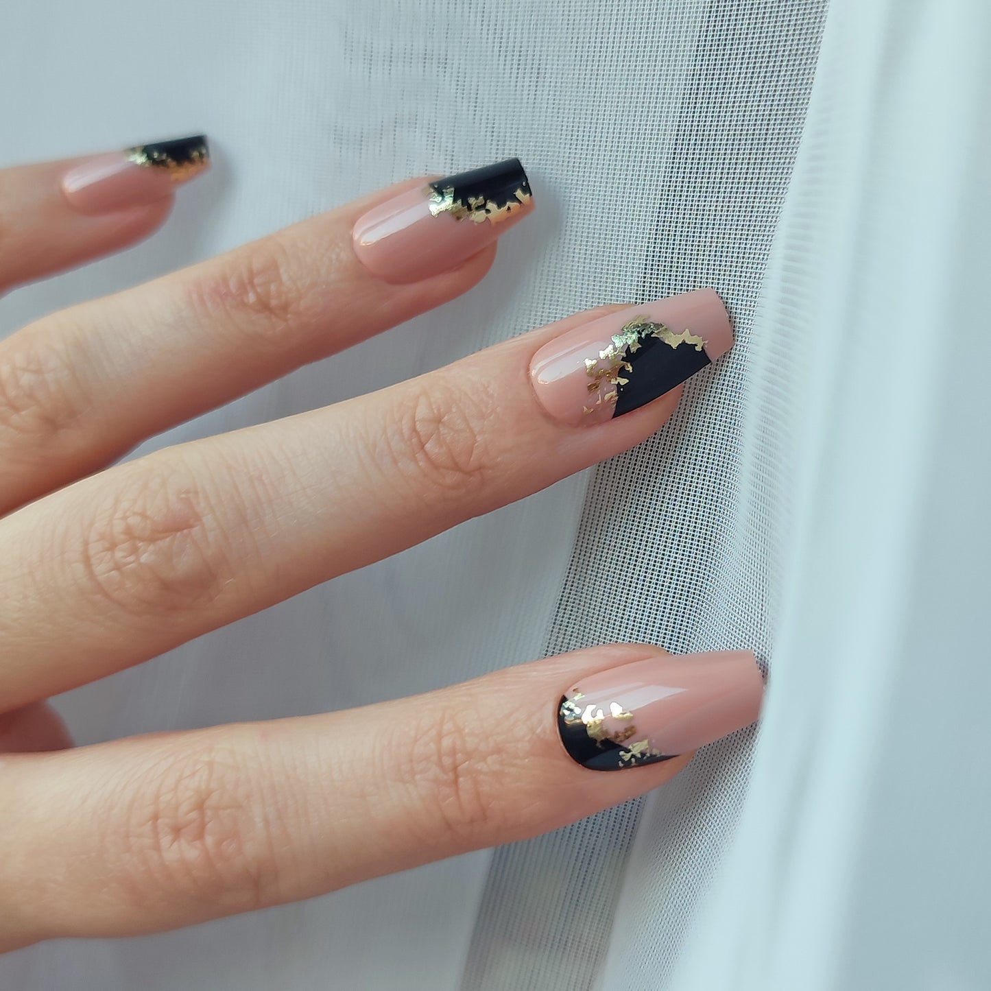 unghii false instant nails - unghii efect gel gata de aplicat. Unghiile false Instant Nails sunt unghii tip press on care se aplica rapid si simplu si arata ca o manichirua de gel realizata profesionist la salon.